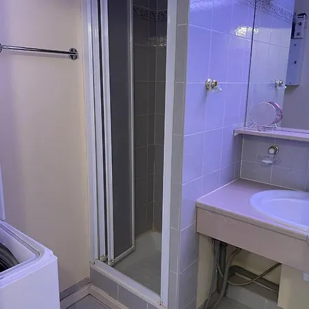 D'une Chambre A A 990 M De La Plage Avec Terrasse * Fréjus